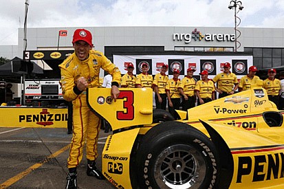 Helio Castroneves si prende la pole di Gara 2