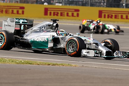 Hamilton re inglese, mentre Rosberg si ritira