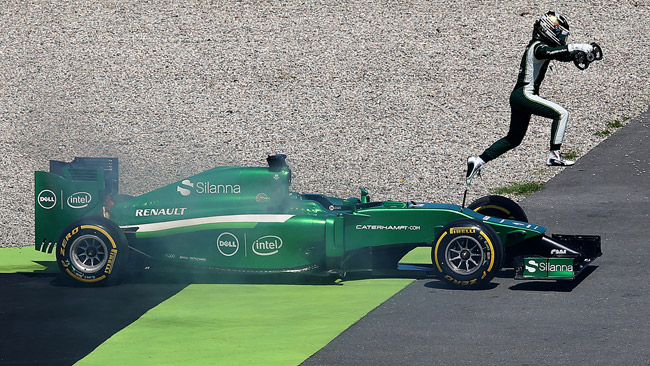Caterham a fuoco per una perdita di benzina