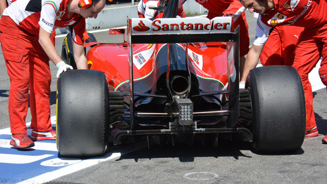 La Ferrari apre il cofano per respirare