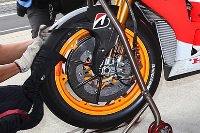La Bridgestone promuove l'anteriore asimmetrica