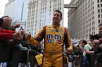 La pioggia regala la pole a Kyle Busch