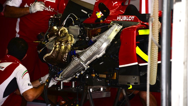 Ecco il motore di Raikkonen che viene cambiato