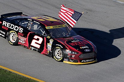 Keselowski vince a Talladega e resta in corsa