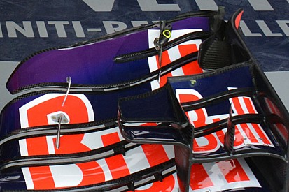 Le Red Bull partono dalla pit lane per cambiare l'ala
