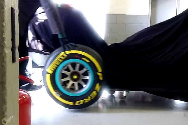 Sotto a questo telo c'è la Mercedes W06 Hybrid