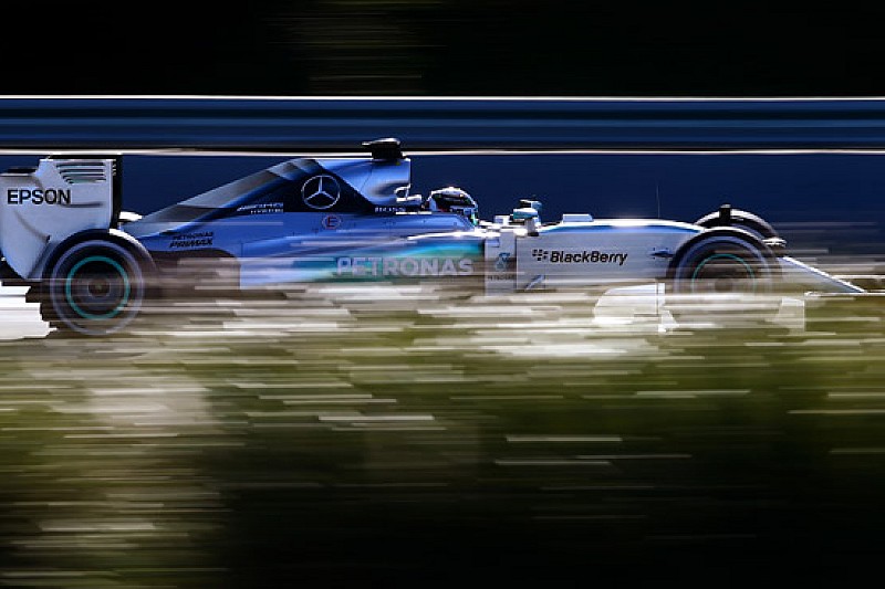 A Barcellona comincia Hamilton sulla Mercedes