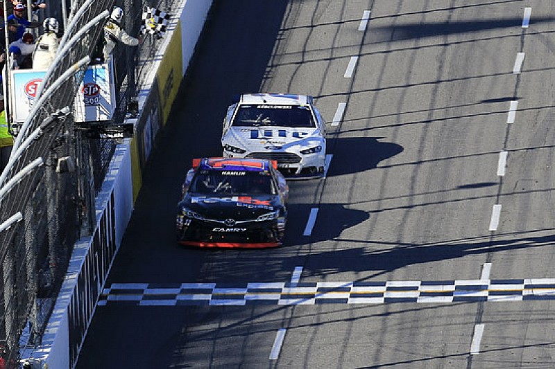 Hamlin restiste a Keselowski e vince a Martinsville