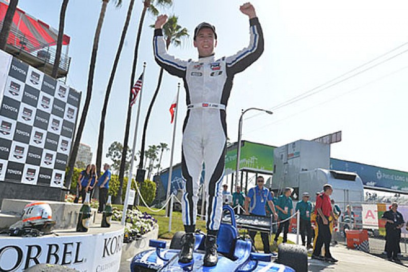 Jones regala al team Carlin la vittoria a Long Beach