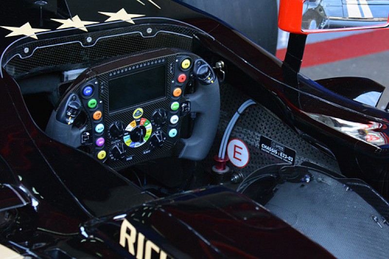 Lotus: finalmente il volante-computer col display
