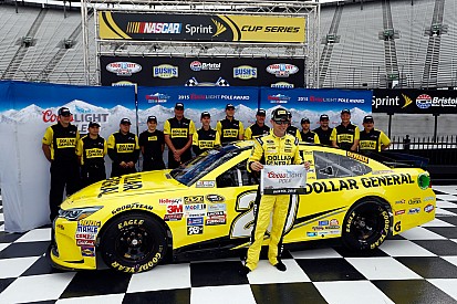 Matt Kenseth se gana su primera pole en el Charlotte Motor Speedway