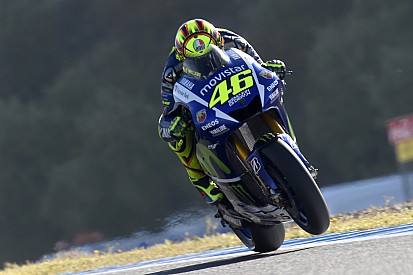 Rossi no se distrae por ser el líder en MotoGP