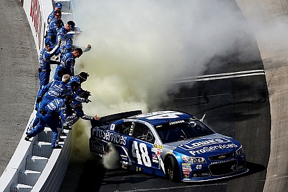 Johnson gana por décima vez en Dover