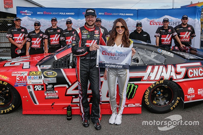 Kurt Busch gana la pole en Pocono