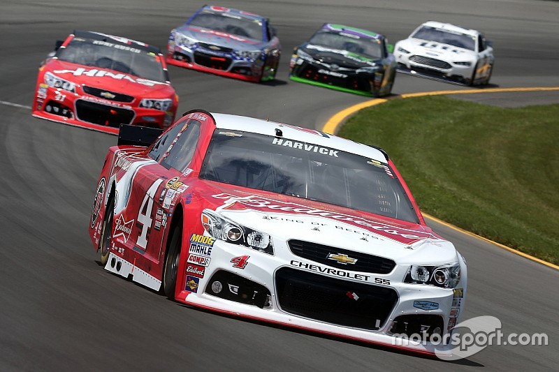 Harvick lidera la primera práctica en Michigan