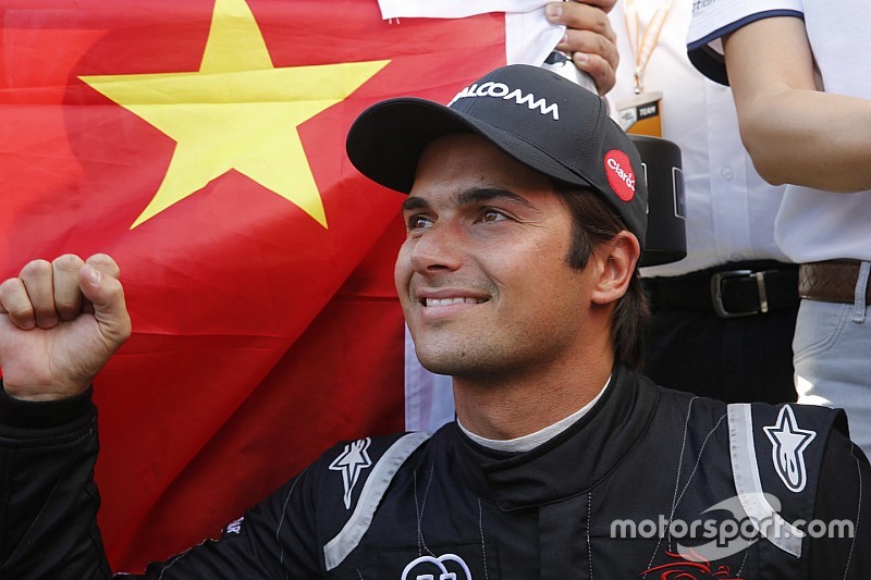 Nelson Piquet Jr. firma extensión en Fórmula E