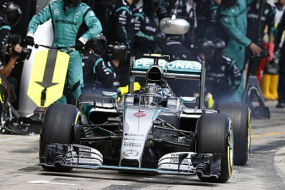 Des pilotes Mercedes poussés à prendre tous les risques aux stands