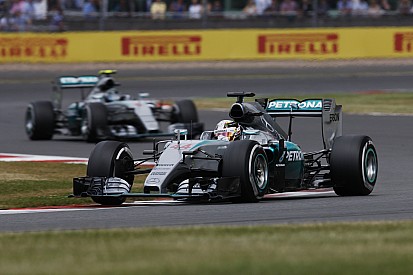 В Force India гадают о секрете Mercedes