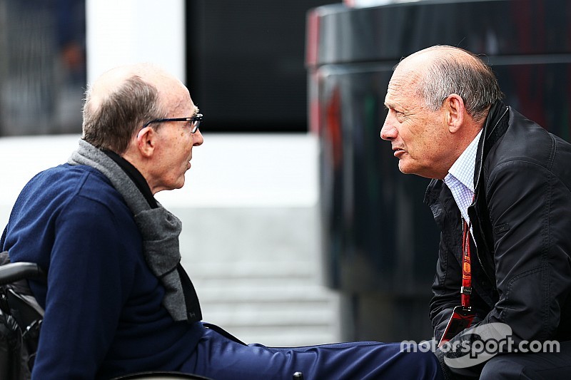 Ron Dennis dice que es imposible ganar el título con un motor cliente