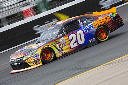 Mesmo com acidente no início, Denny Hamlin domina em New Hampshire