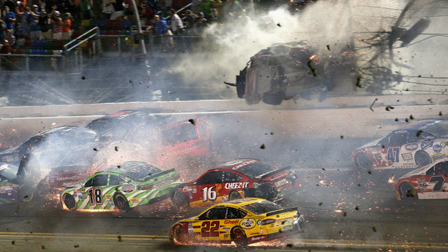 Tragedia sfiorata a Daytona: Dillon sfonda le reti!