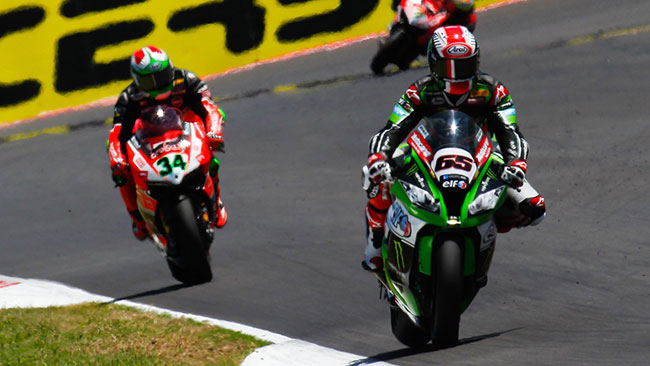 Rea trionfa in rimonta a Misano. Biaggi ancora sesto