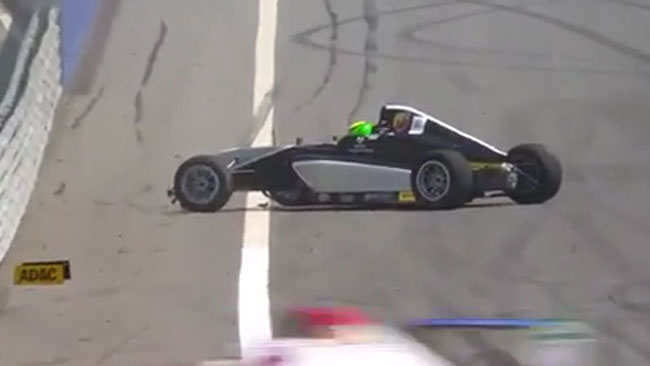 Doppio botto per Schumi Jr e mano destra fratturata