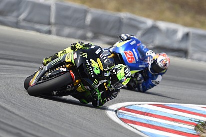 Hermanos Espargaró regalan la moto de Dani Rivas a su familia