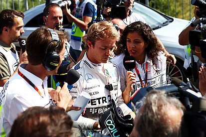 Rosberg vuelve a liderar, pero sufre una escalofriante falla en un neumático