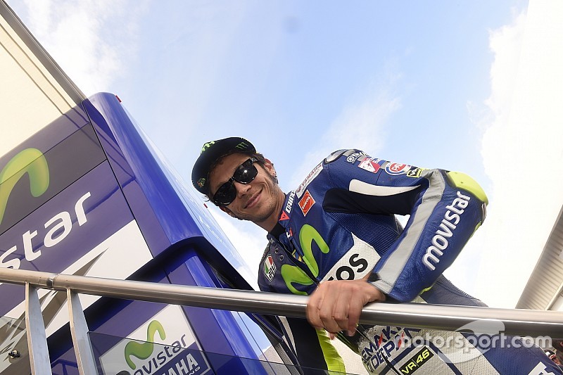 Rossi lidera el warm-up en una pista mojada