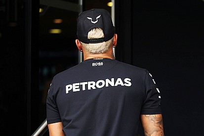 Hamilton pinta cabelo de loiro platinado para GP em Monza