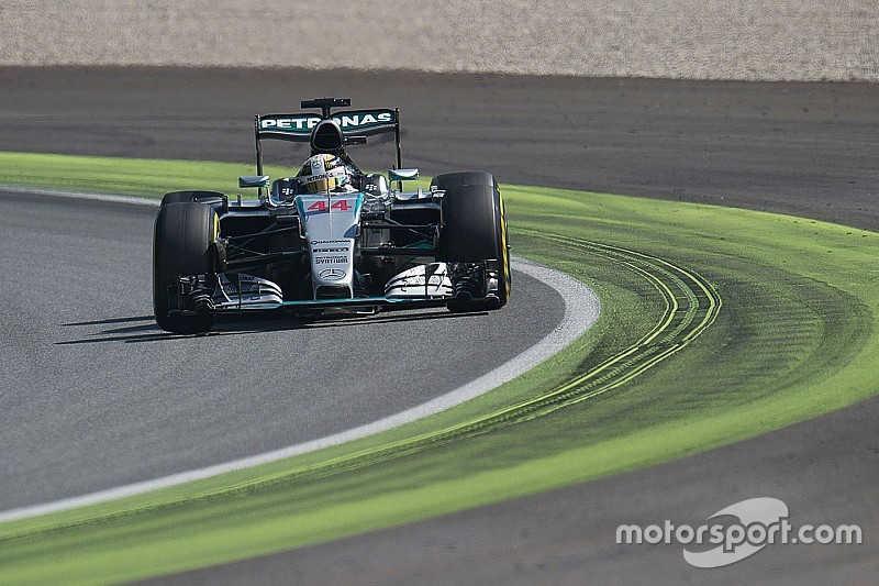 Mercedes agitata: riduce il regime del V6 di Lewis?