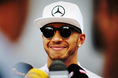 Mercedes alerta que título de Hamilton não está ganho