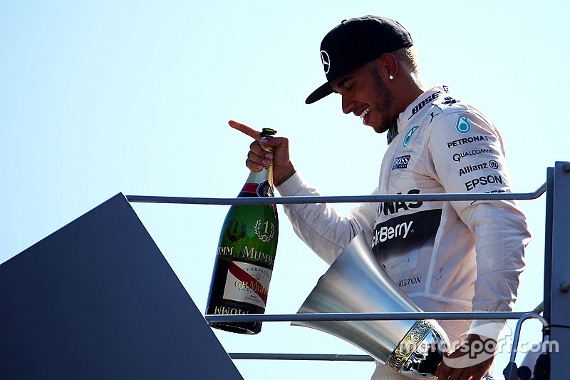 Hamilton presume portada de revista
