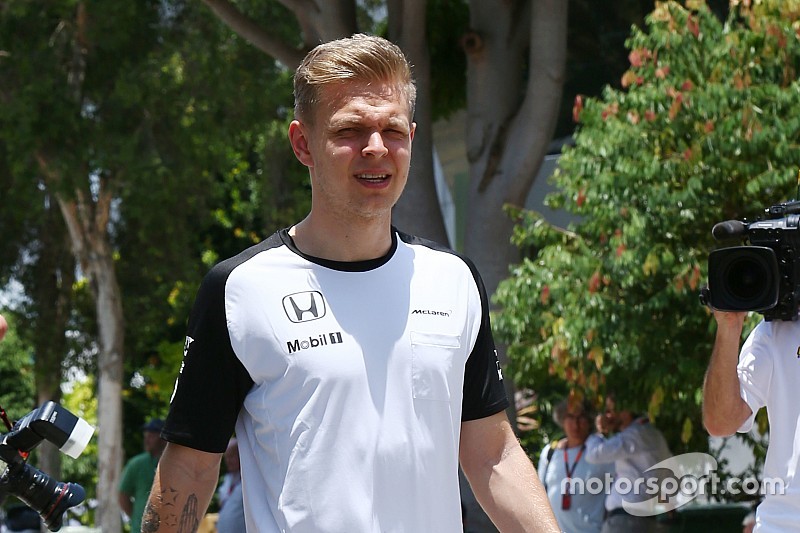 Magnussen breaks hand in bike crash