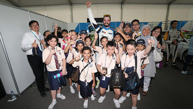 I bambini di Singapore in visita al paddock