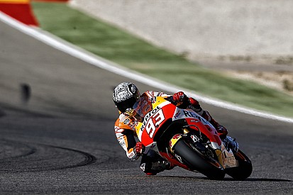 Márquez y Lorenzo pelean en el warm-up