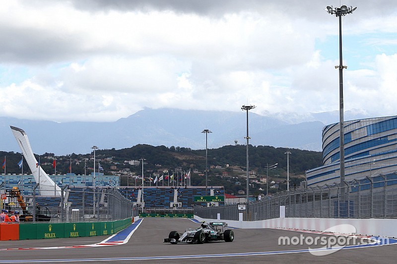 Rosberg lidera una práctica acortada por un accidente de Sainz