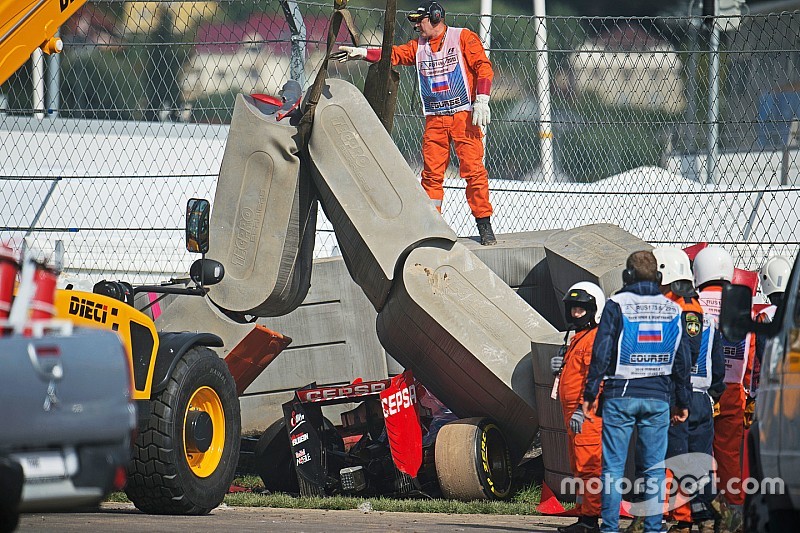 Pilotos piden revisión de las barreras tras el accidente de Sainz