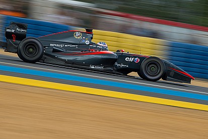 De Vries grijpt naast pole op nat Jerez