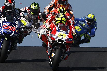 Iannone choca con una gaviota durante el GP de Australia