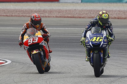 Las redes sociales se burlan del percance Rossi-Márquez