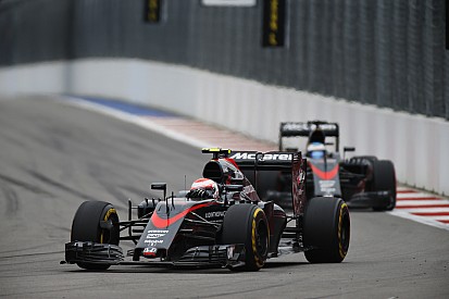 Com novas mudanças, Alonso e Button recebem punições no grid