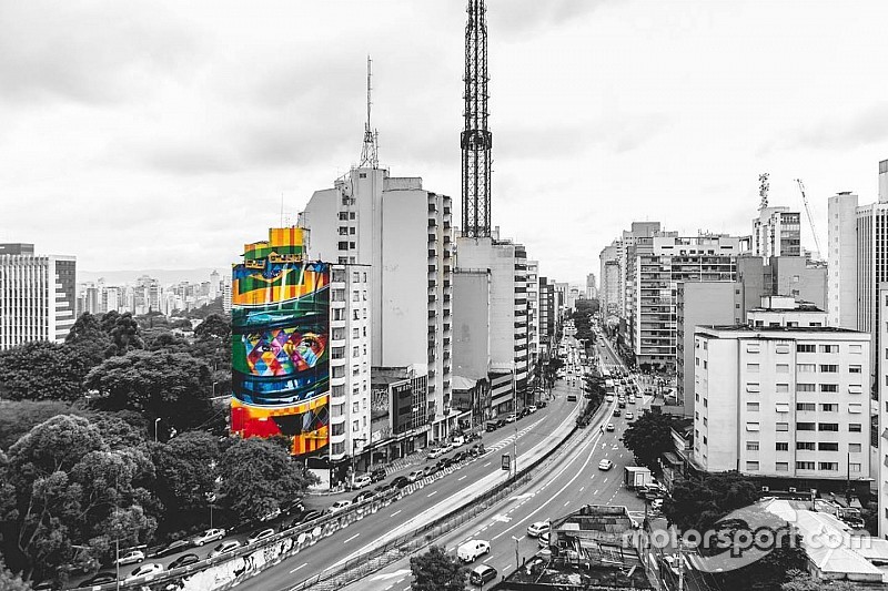 Artista brasileiro retrata Senna em painel gigante em SP