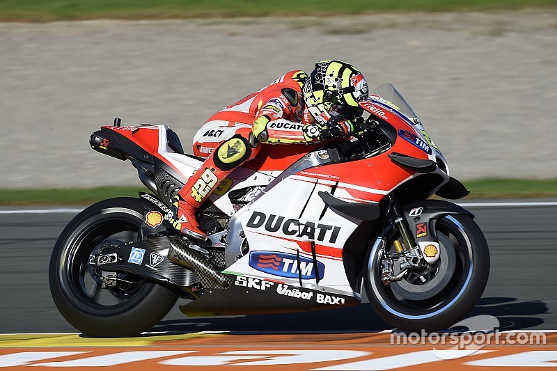 Iannone queda adelante en la FP3 y Rossi es segundo