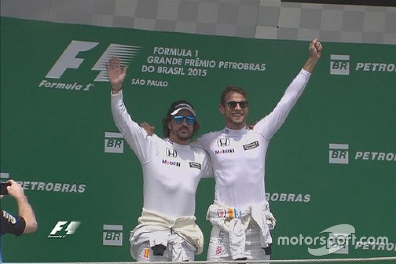 “Mitando”, Alonso e Button provocam risos ao subirem em pódio