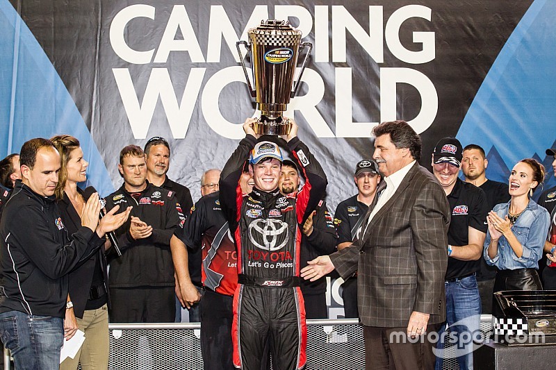 Erik Jones holt den Truck-Titel