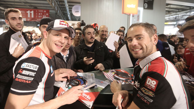 Bagno di folla per i piloti Aprilia all'EICMA