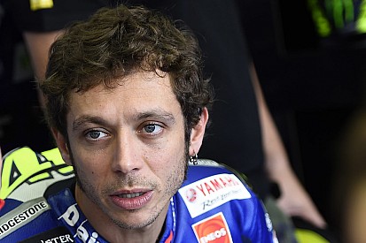 Valentino "taglia" con Lorenzo e Marquez su Twitter