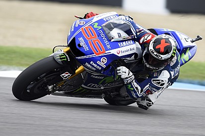 Lorenzo extiende la mano